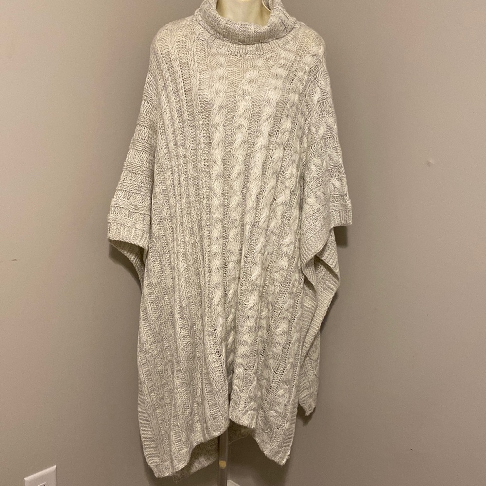 Fantastic Fawn Poncho Grey & White